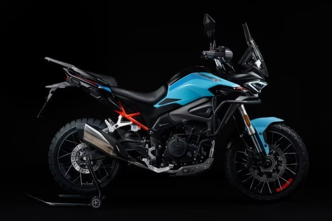 <div class='descrGalleryTitle'>5.	Morbidelli T352X - ?</div><div class='descrGalleryText'><p>Per la T352X vale lo stesso discorso fatto per la T502X, solo che la cilindrata minore starà certamente entro il <b>tetto dei 5.000 euro</b>, forse ancora meno. Anche lei sarà spinta da <b>un bicilindrico, da 349 cc e 41 cavalli.</b>&nbsp;Più snella e leggera (180 kg a secco) della sorella, la scheda tecnica parla di una moto leggermente più orientata al bitume, con<b> lo scarico basso e 160 mm di escursione della forcella,</b> un’unità rovesciata con steli da 41 mm. Sarà dotata di <b>connettività di bordo</b> per proiettare la navigazione sul display TFT.</p>
</div>